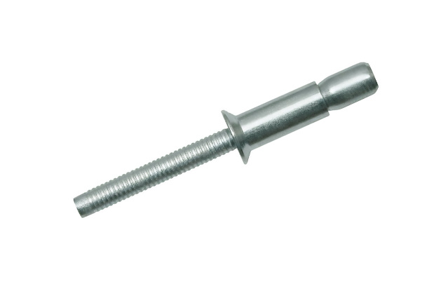 Заклепка тяговая с плоским бортиком многозажимная